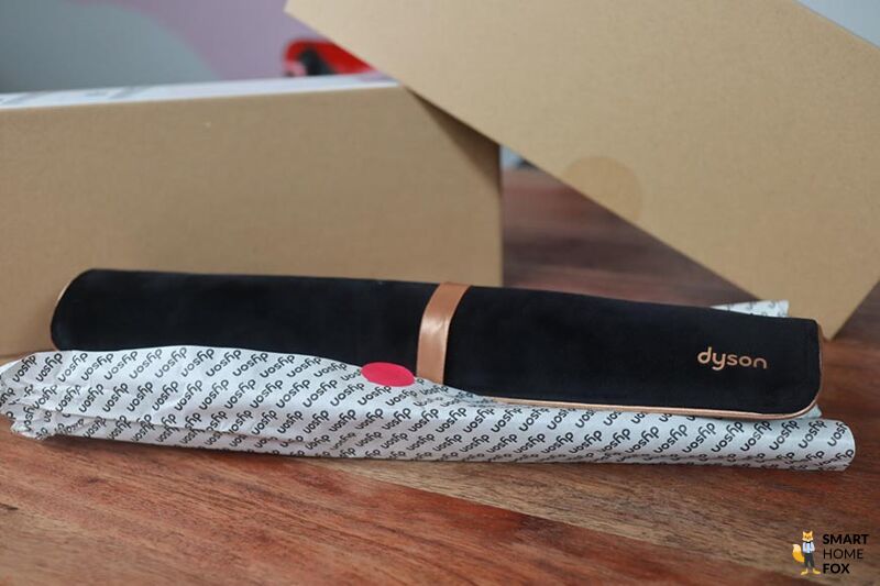 Man sieht den Dyson Corrale in seiner Schutzhülle.